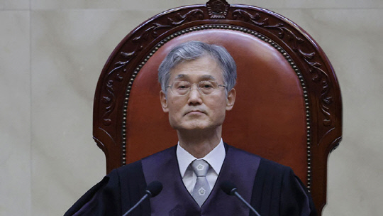 조희대 대법원장이 1일 서울 서초구 대법원에서 열린 더불어민주당 이재명 대선 후보의 공직선거법 위반 사건 상고심 선고 재판에 참석해 있다. 연합뉴스